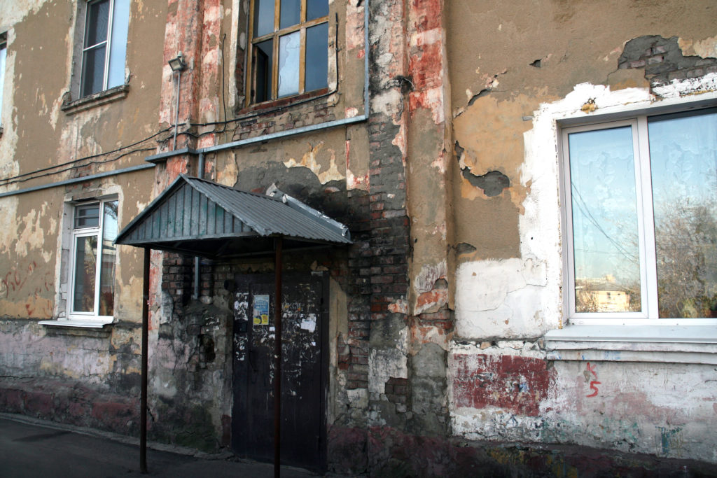Следком начал проверку после обрушения стены в Кемерове