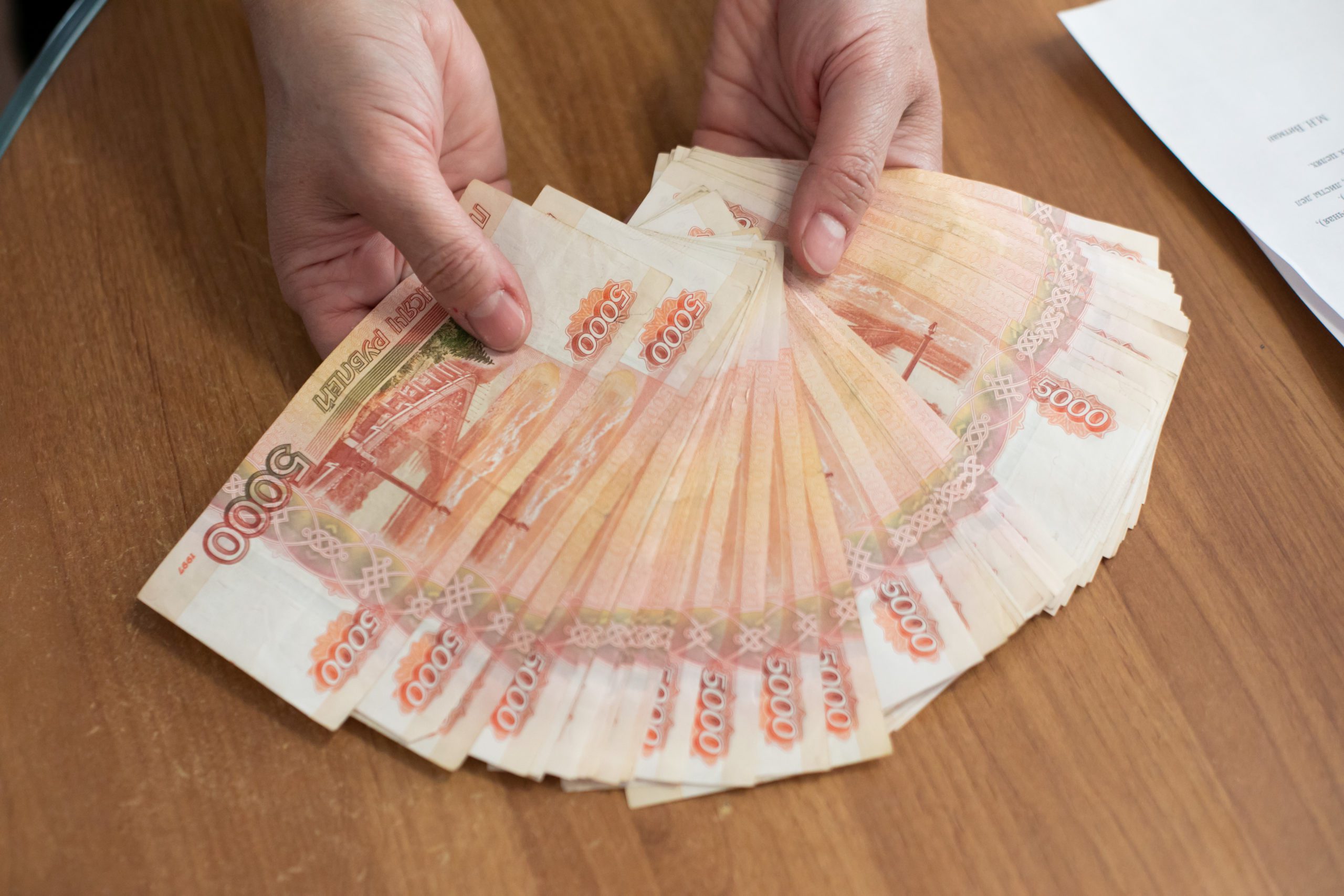 Зарплаты госслужащих и бюджетников в России с октября вырастут на 5,5%