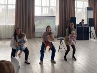 В Новокузнецке прошел первый «Фитнес-девичник для мам и малышей»