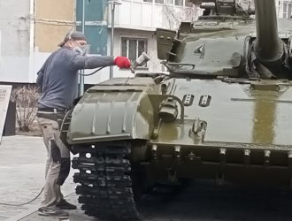 В Новокузнецке к праздникам красят бронетехнику