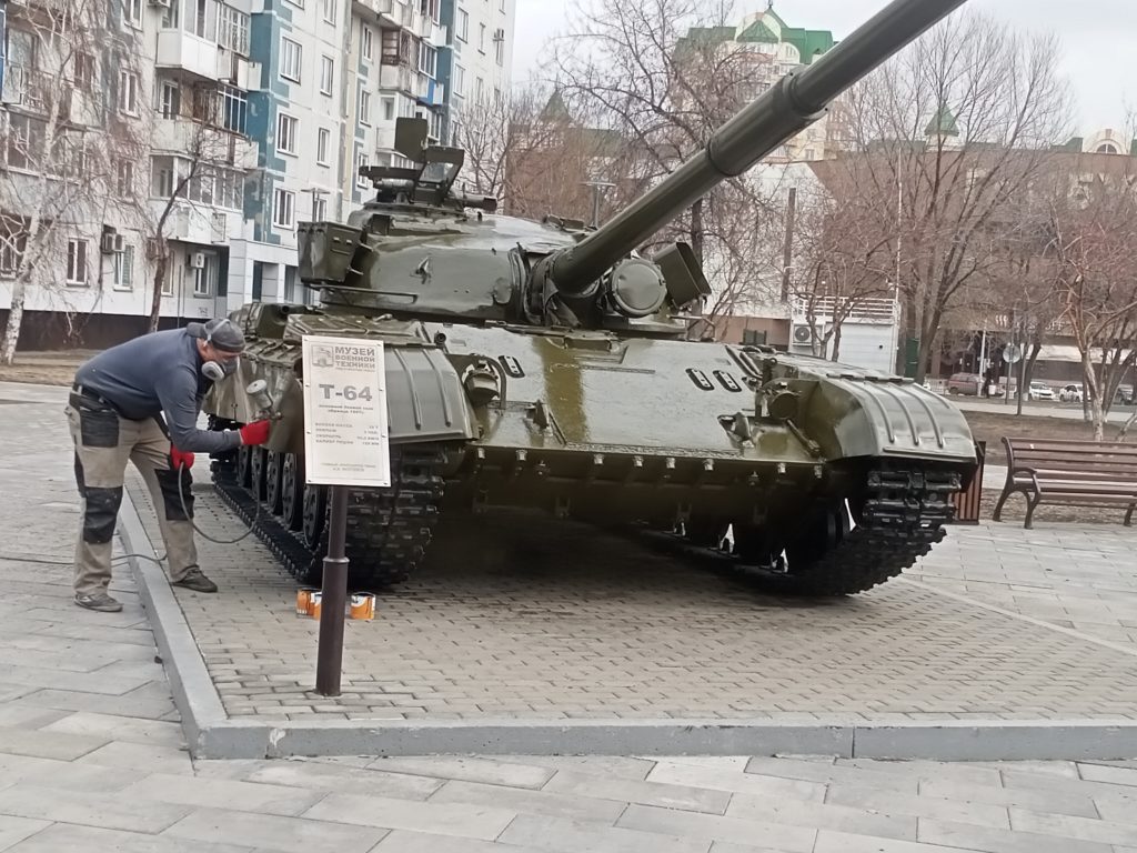 В Новокузнецке к праздникам красят бронетехнику