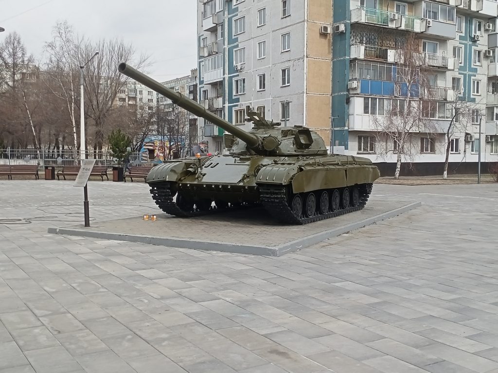 В Новокузнецке к праздникам красят бронетехнику