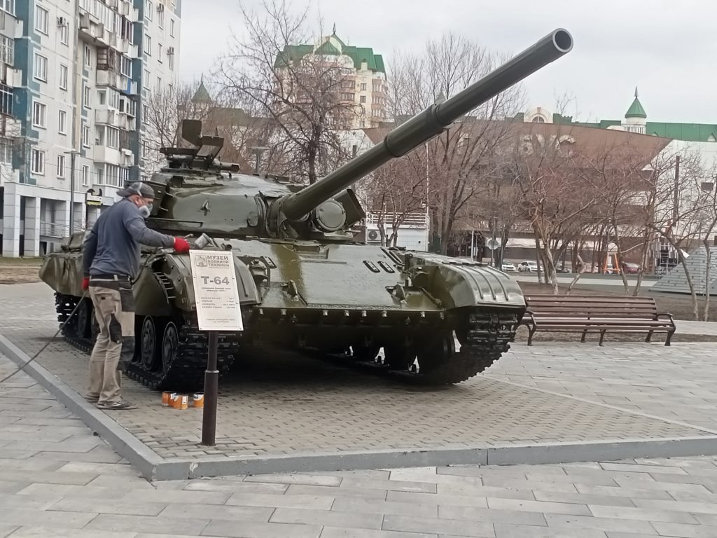 В Новокузнецке к праздникам красят бронетехнику