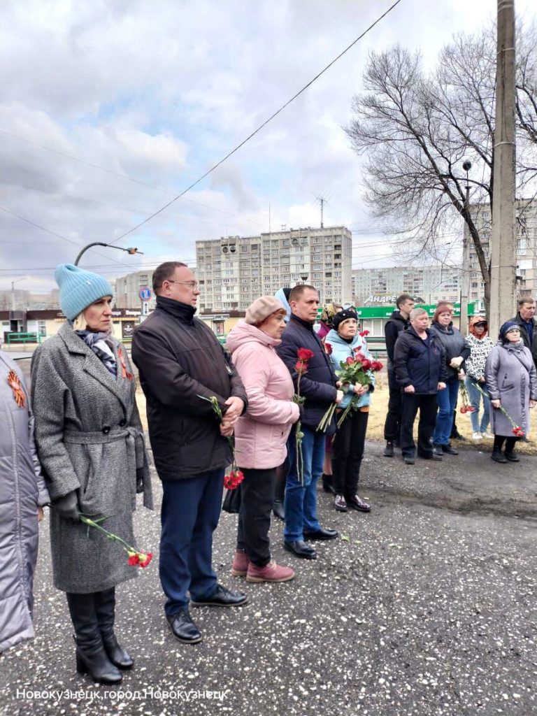 В Новокузнецке открыли мемориальную доску в память о погибшем участнике СВО