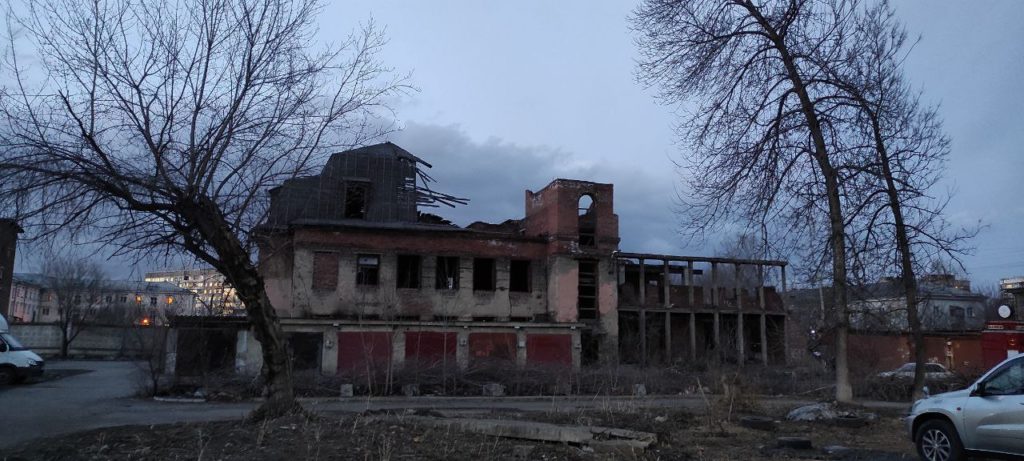 Дети гуляют по развалинам в центре Новокузнецка!