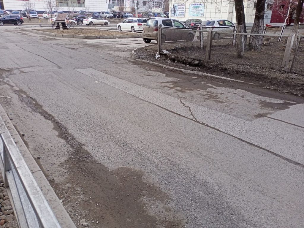 Новокузнечане жалуются на неблагоустроенный тротуар и проезд у 70-й школы