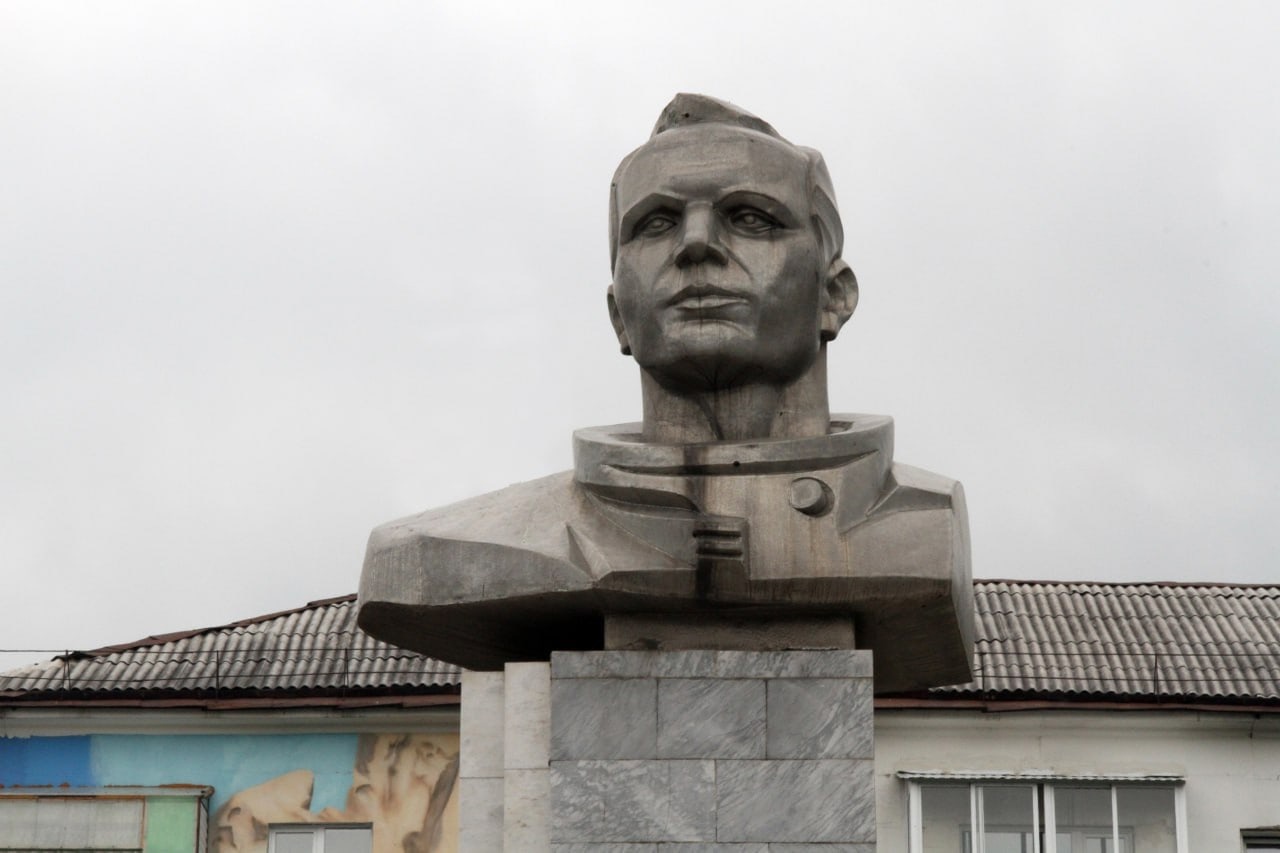 «Разве это нормально?»: кемеровчане возмущены состоянием памятника Юрию Гагарину после реставрации