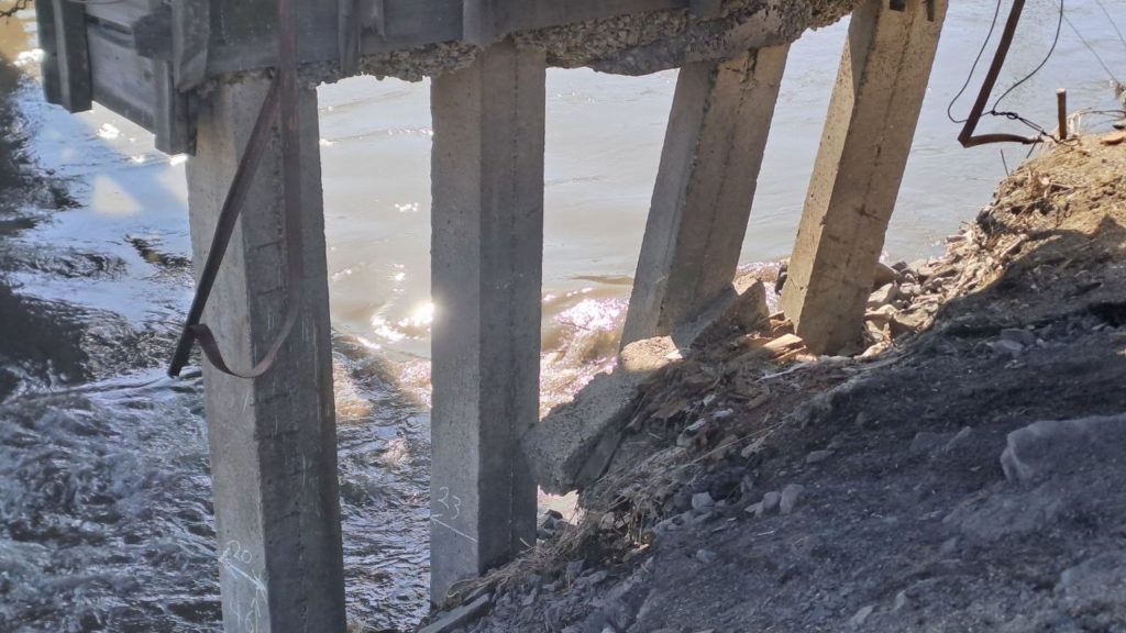 Опасно для жизни: пешеходный мост в Куйбышевском районе Новокузнецка в предаварийном состоянии