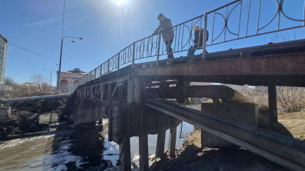 Опасно для жизни: пешеходный мост в Куйбышевском районе Новокузнецка в предаварийном состоянии