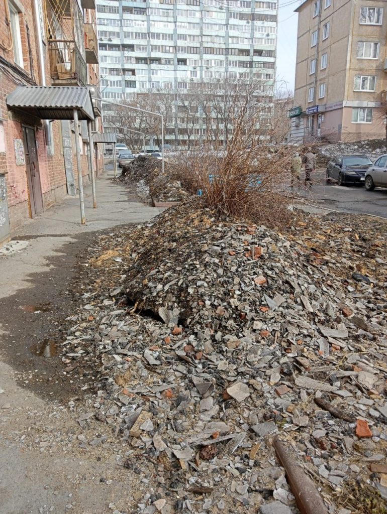 «Живём как на помойке»: кемеровчане пожаловались на горы строительного мусора во дворе жилого дома