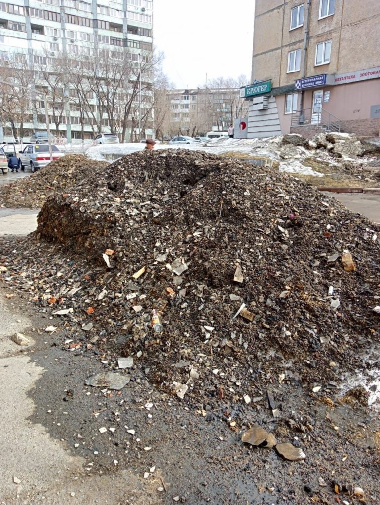 «Живём как на помойке»: кемеровчане пожаловались на горы строительного мусора во дворе жилого дома
