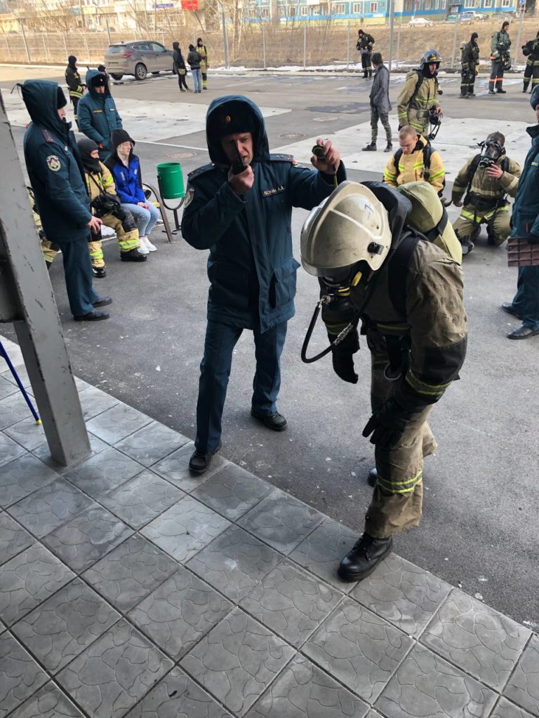 В Новокузнецке выясняют, кто из спасателей быстрее всех поднимется на 25 этаж
