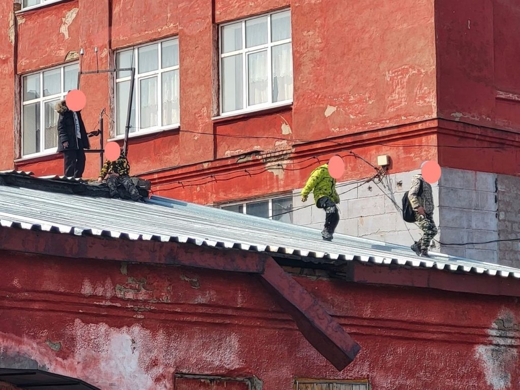 В Прокопьевске привлекли к ответственности родителей, чьи дети бегали по крыше здания