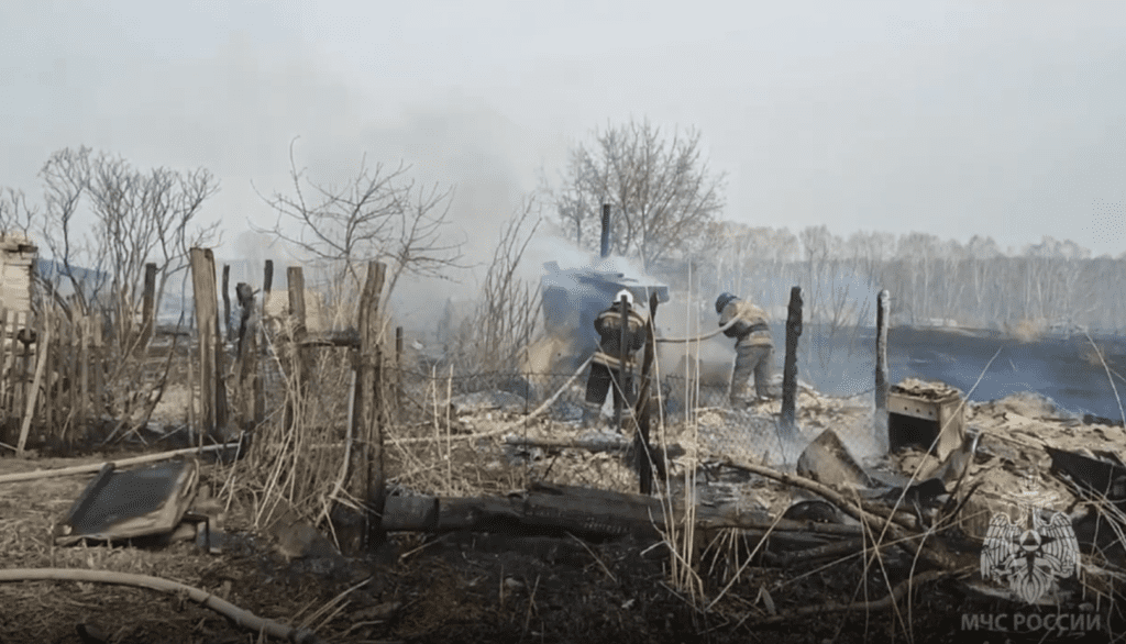 "Площадь пожара 300 кв.м": в Юргинском округе загорелись дом и постройки