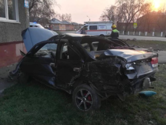 В Кемерове пьяный водитель иномарки разбил машину об стену жилого дома