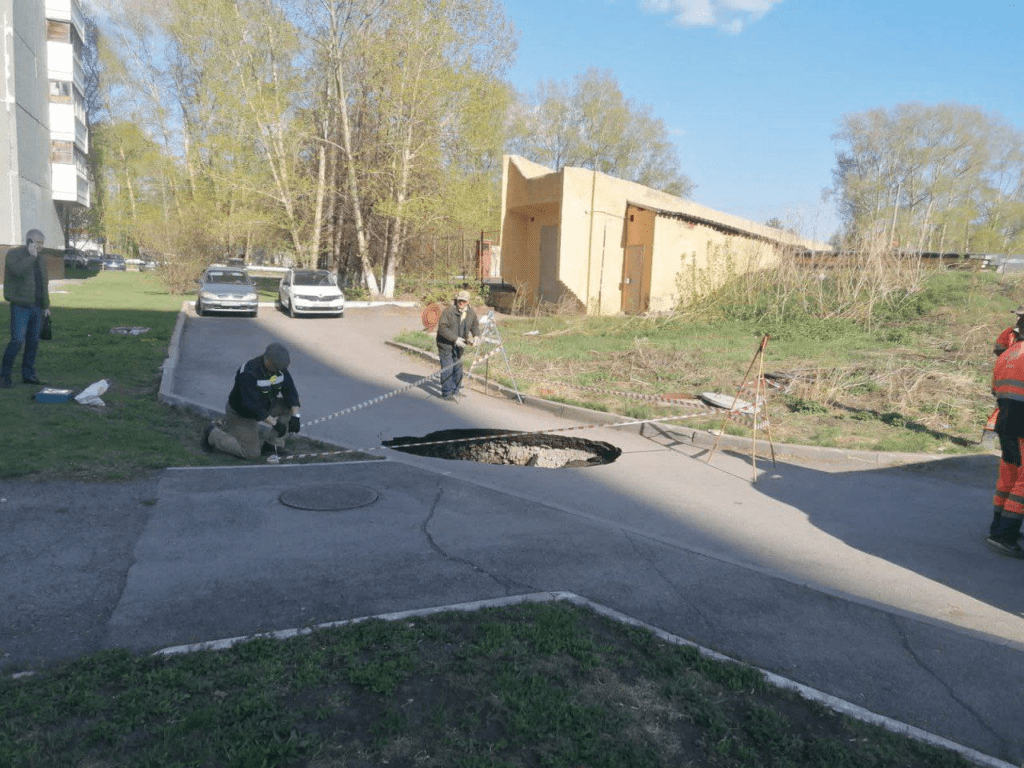 Во дворе многоквартирного дома в Кемерове провалился асфальт