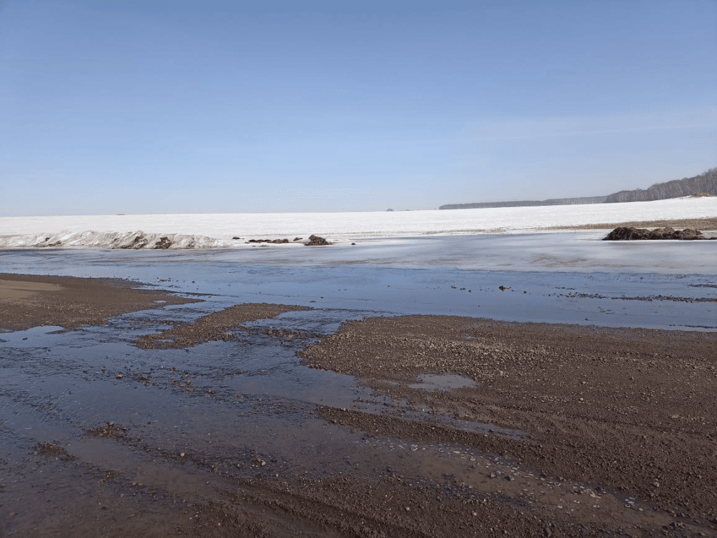 В Крапивинском округе паводковые воды почти размыли дорогу