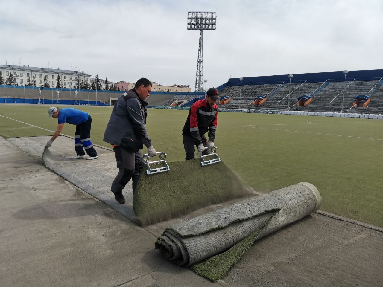 В Кемерове на стадионе «Химик» приступили к демонтажу футбольного поля