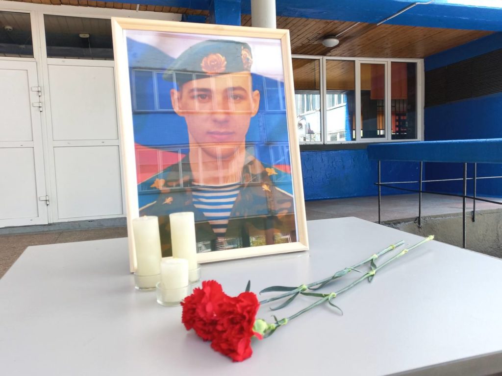 В Новокузнецке установили мемориальные доски в память о погибших в ходе СВО Степане Бабанове и Константине Ермакове