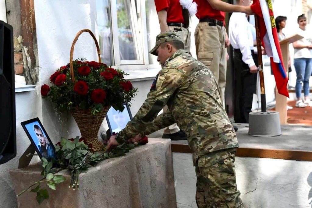 В новокузнецкой школе открыли мемориальную доску в память о выпускниках, погибших в ходе СВО