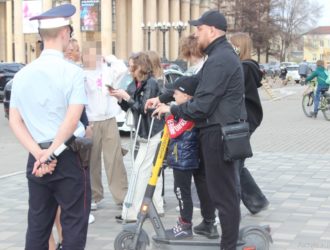 В Новокузнецке ловят детей-нарушителей на электросамокатах