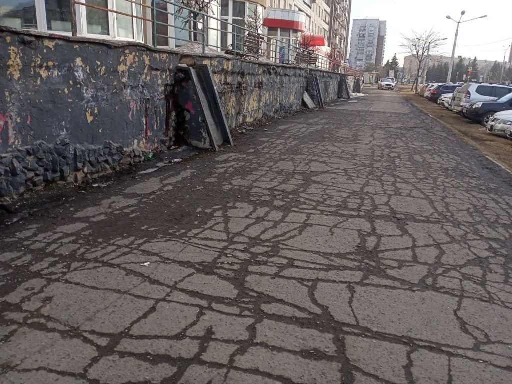 Новокузнечан возмущает неблагоустроенность одной из центральных улиц города