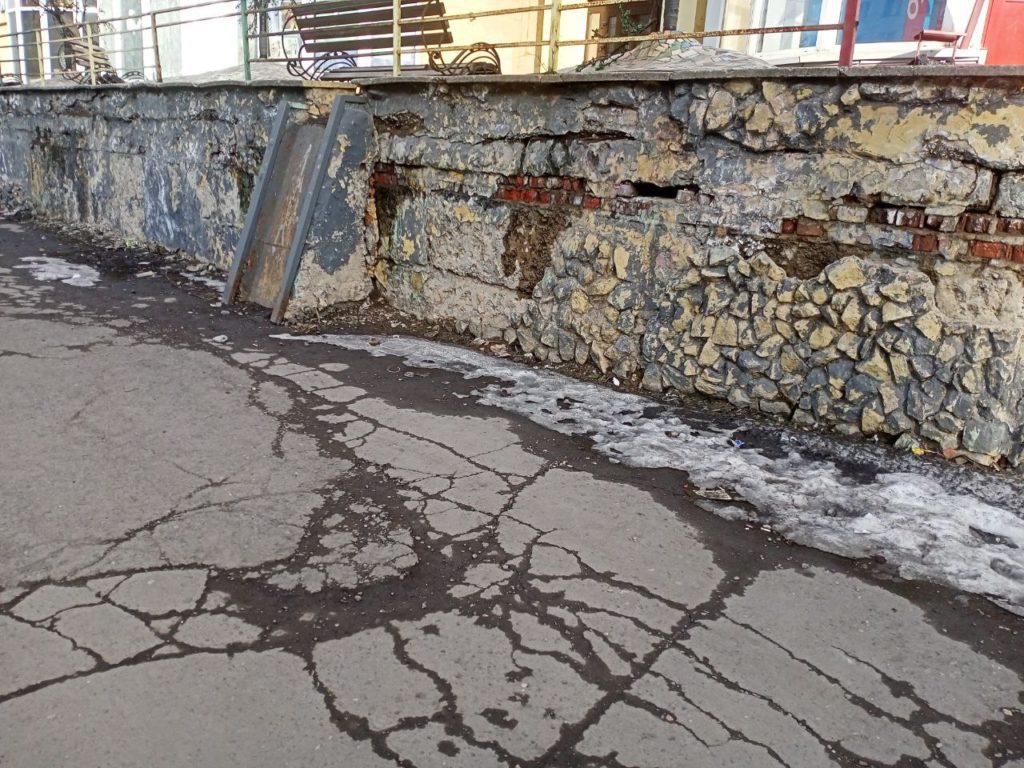 Новокузнечан возмущает неблагоустроенность одной из центральных улиц города