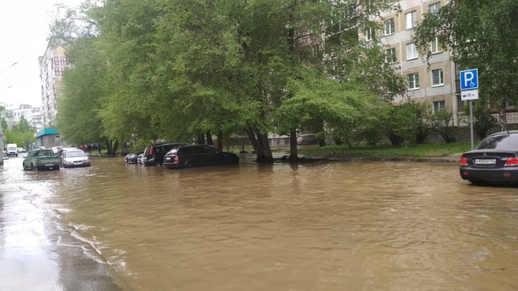 В центре Новокузнецка вода затопила дорогу и дворы