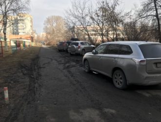 Тротуар превратили в проезжую часть: новокузнечане жалуются на бессовестных водителей