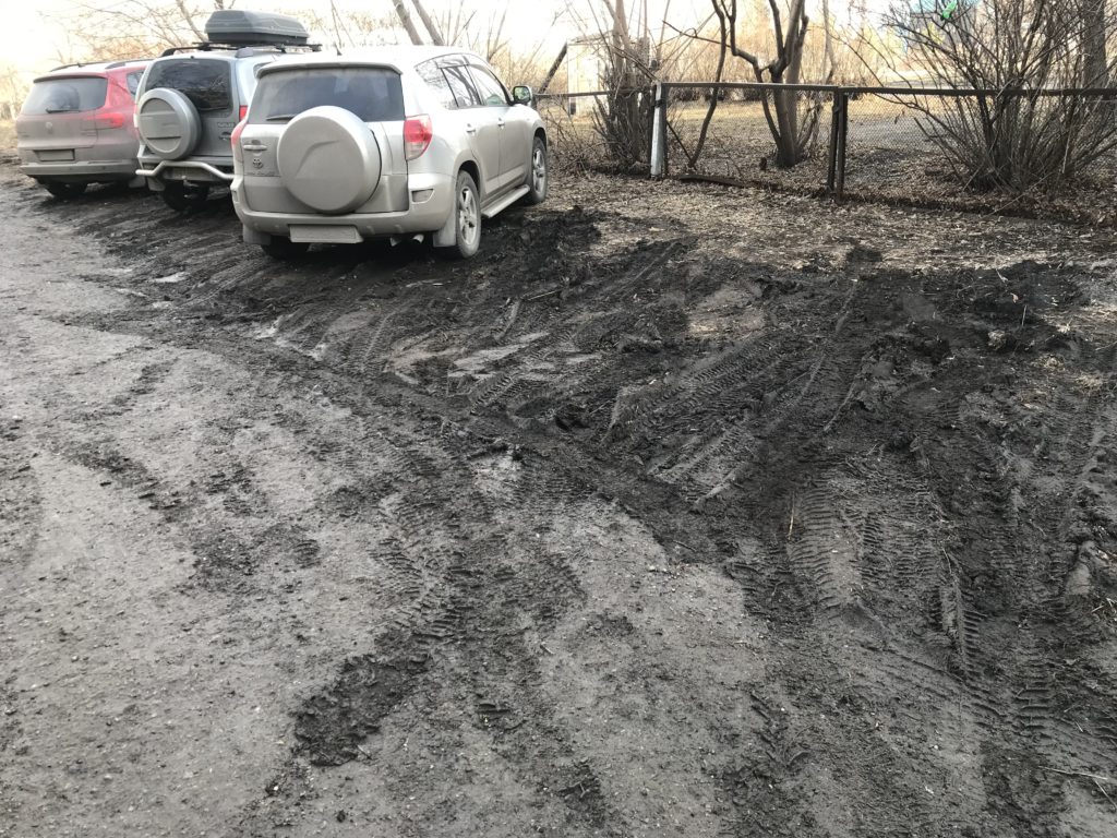 Тротуар превратили в проезжую часть: новокузнечане жалуются на бессовестных водителей