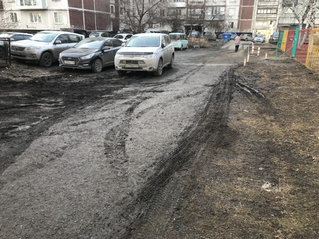Тротуар превратили в проезжую часть: новокузнечане жалуются на бессовестных водителей