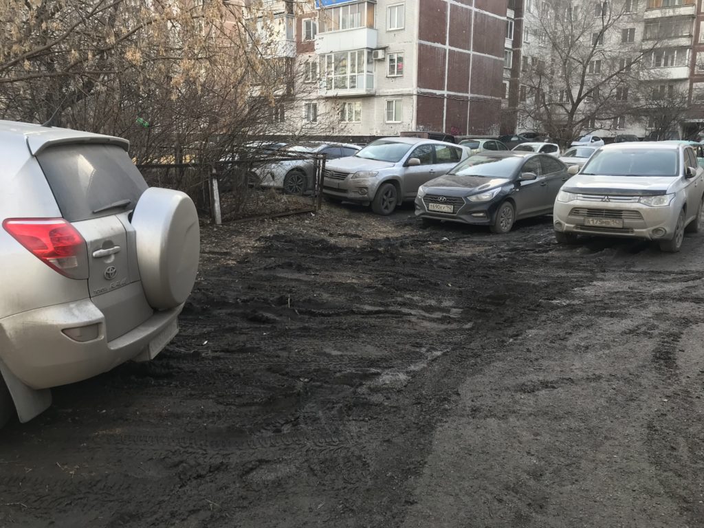 Тротуар превратили в проезжую часть: новокузнечане жалуются на бессовестных водителей