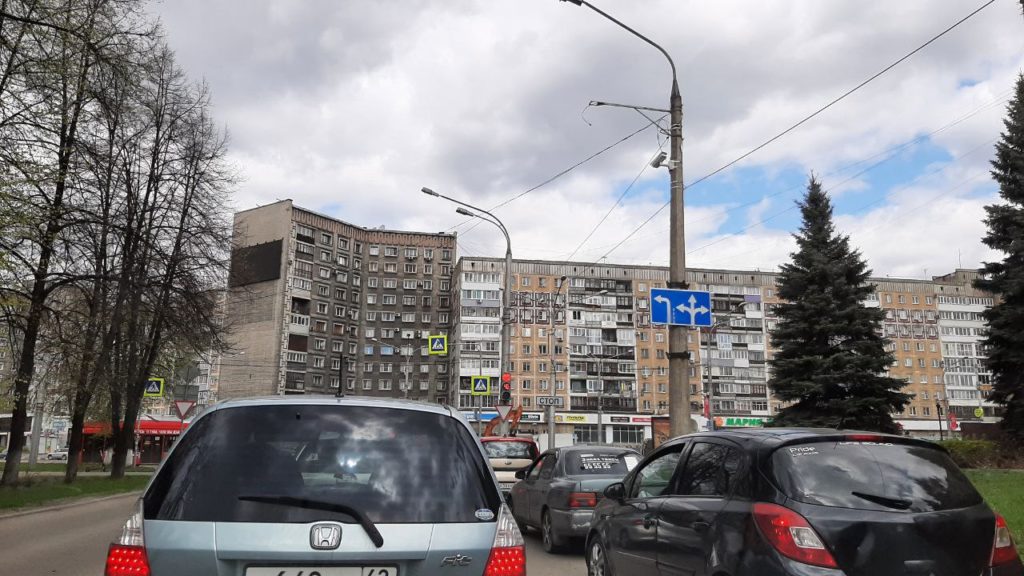 В Новокузнецке на оживленном перекрестке вновь поменяли знаки и перенастроили светофоры