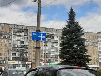 В Новокузнецке на оживленном перекрестке вновь поменяли знаки и перенастроили светофоры