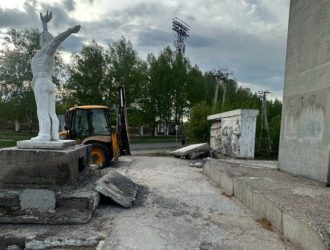 В Юрге начался долгожданный ремонт памятника октябрьской революции
