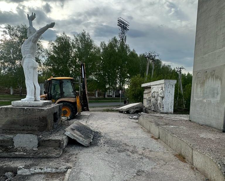 В Юрге начался долгожданный ремонт памятника октябрьской революции