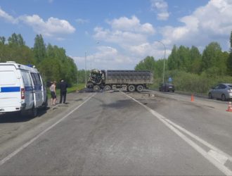 В ДТП с двумя грузовиками под Кемеровом погиб человек