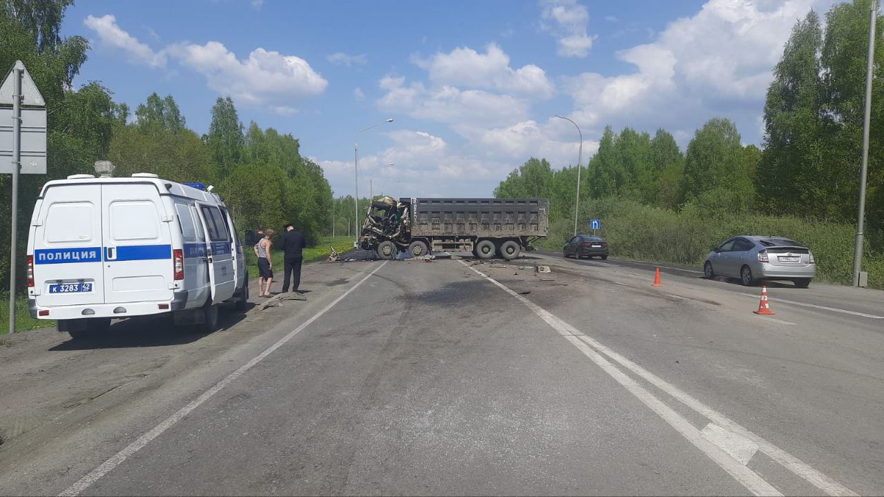 В ДТП с двумя грузовиками под Кемеровом погиб человек