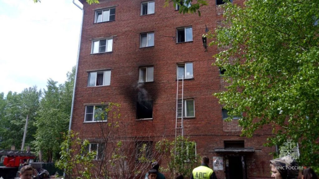 Пожар в Новокузнецке: один человек погиб, восемь спасены