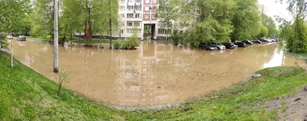 В центре Новокузнецка вода затопила дорогу и дворы