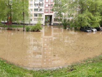 В центре Новокузнецка вода затопила дорогу и дворы
