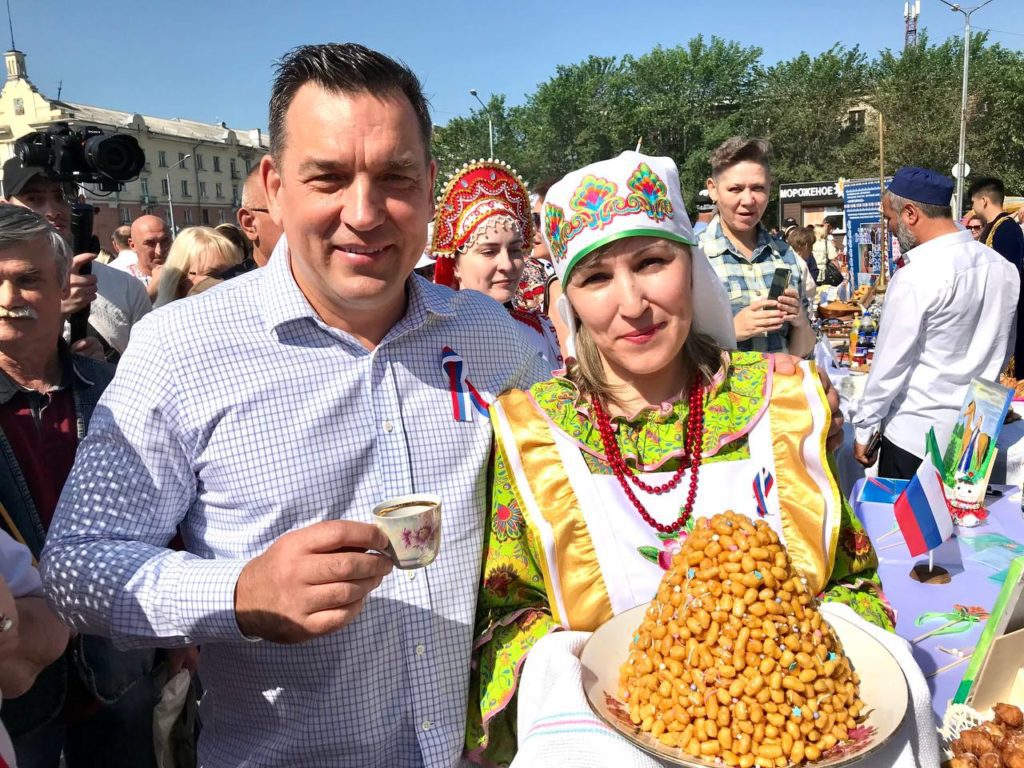 Народные гуляния, угощения и фестиваль красок: в Новокузнецке отмечают День России
