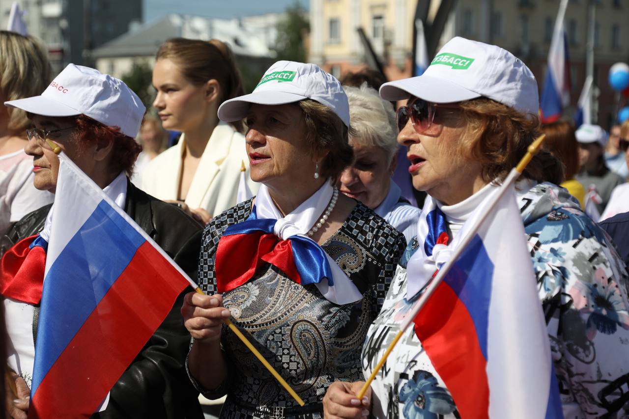 Народные гуляния, угощения и фестиваль красок: в Новокузнецке отмечают День России