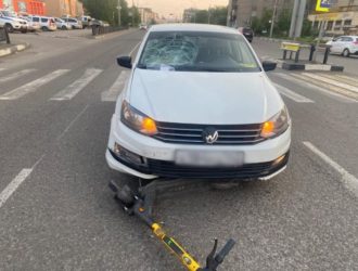 В Новокузнецке двое подростков на электросамокате попали под такси