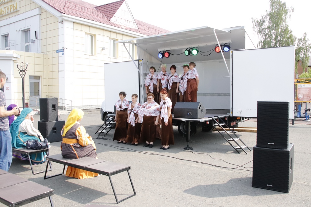 В Кузбасс по нацпроекту «Культура» поступил передвижной культурный центр