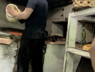 В Новокузнецке мигранты делали лепешки без разрешительных документов