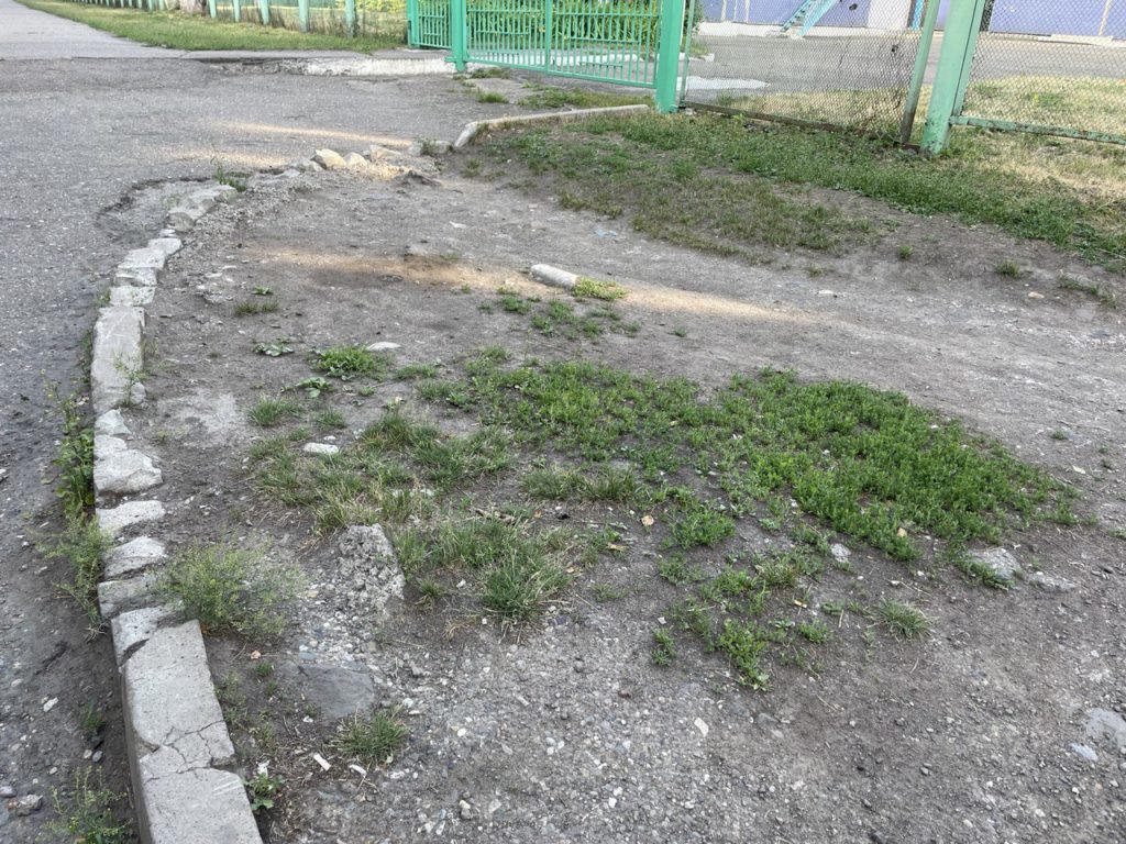 Новокузнечане жалуются на разрушенные тротуары в центре города и предлагают мэру заняться этой проблемой