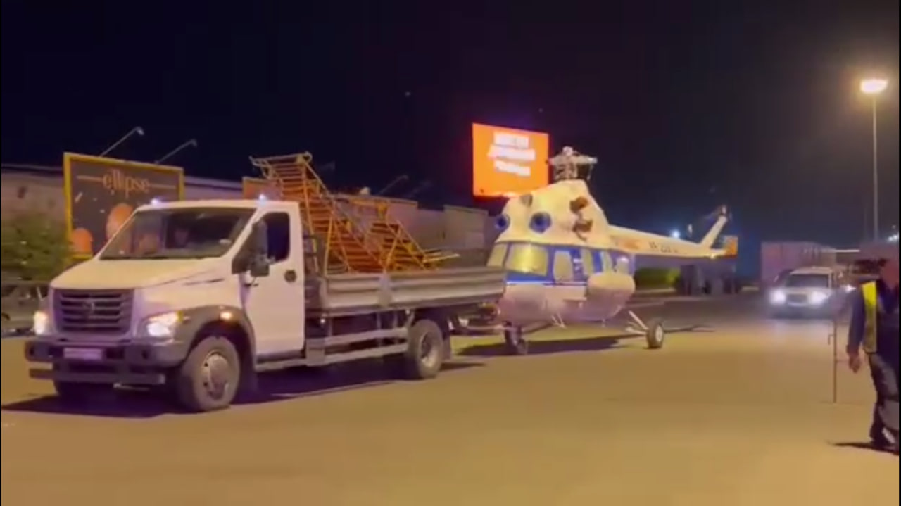 На парковке крупного ТЦ в Новокузнецке появился вертолёт