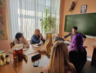 Кемеровским школьникам провели экскурсию по Ветеринарному центру