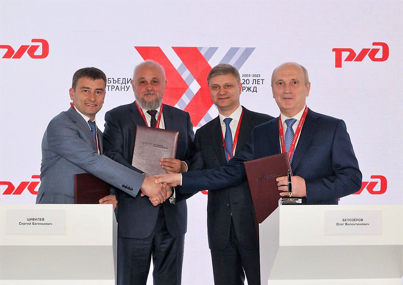 Сергей Цивилев подписал на ПМЭФ-2023 соглашение о строительстве в Кузбассе транспортно-логистического центра